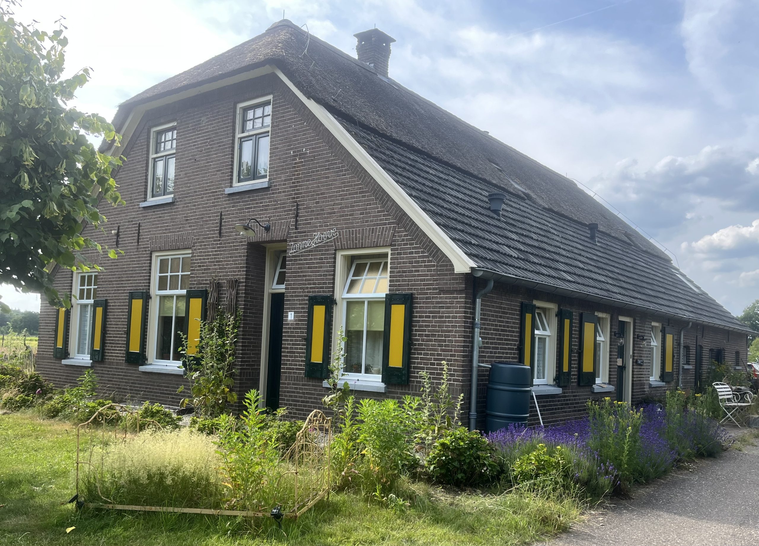 Zonnehoeve met gele luiken
